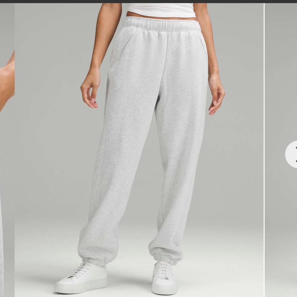 Lululemon Scuba Mid-Rise Oversized
Jogger Heathered Core Ultra Light Grey XXS